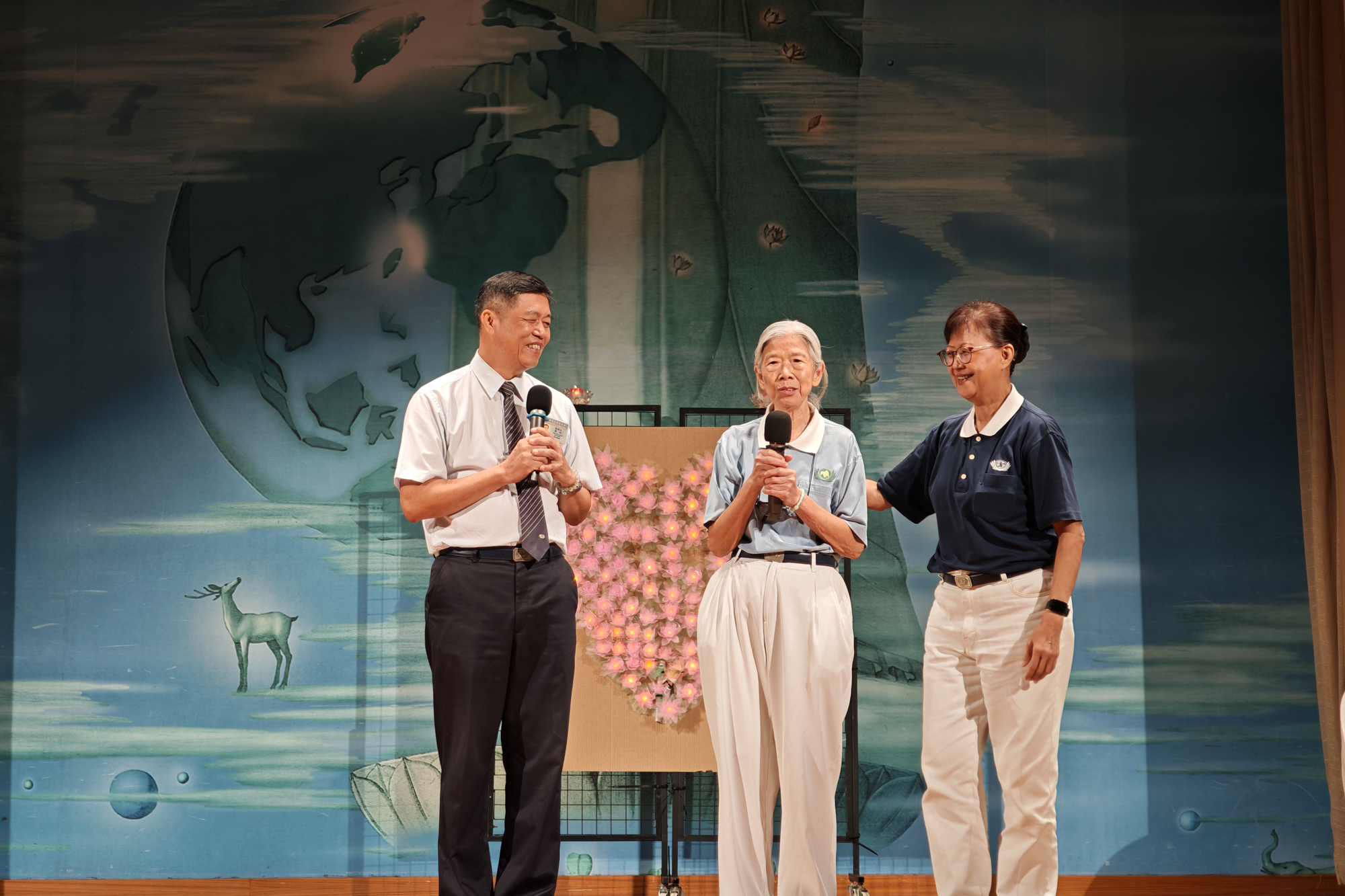 副执行长陈昭云（左）感恩80岁的慈济委员黄钰文(中)持续参与亲子班幕后工作。黄钰文也鼓励大家珍惜时间，一起来到慈济的大爱家庭来付出。摄/ 张彧瑞
