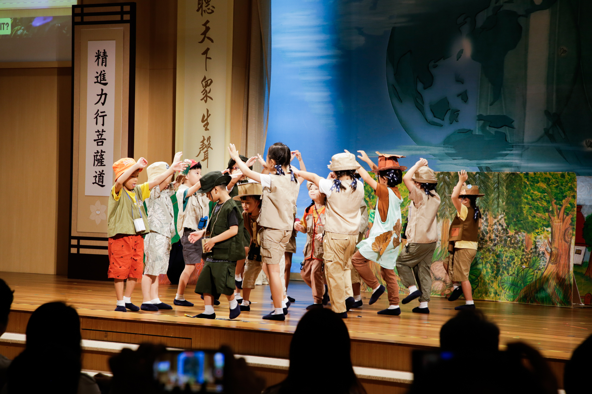 毕业生通过话剧呈现呈现《衣珠喻》的概念。摄/ 任枳凯