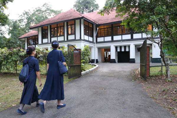 The Tzu Chi Da Ai Gallery is situated at 137 Queen’s Avenue in Singapore amidst serene environs which becomes especially peaceful when evening falls. (Photo by Chua Teong Seng)